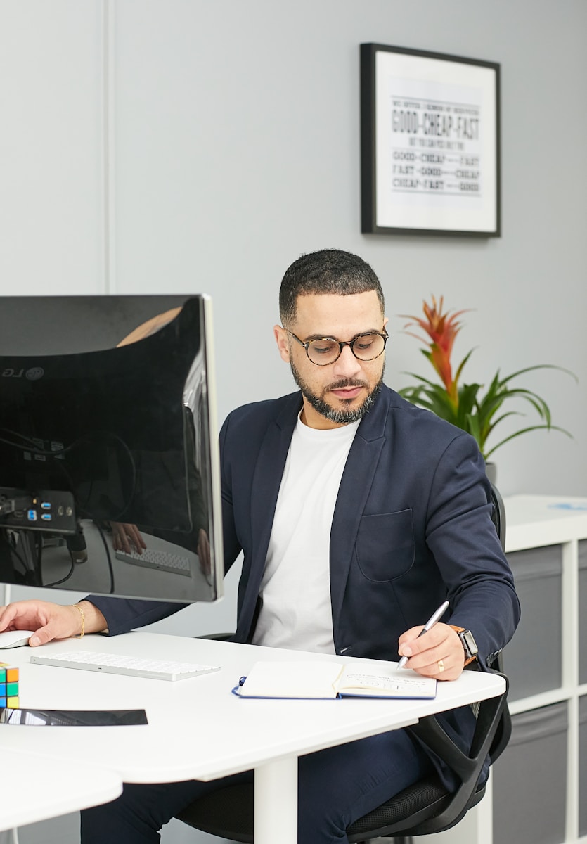 un homme assis à un bureau