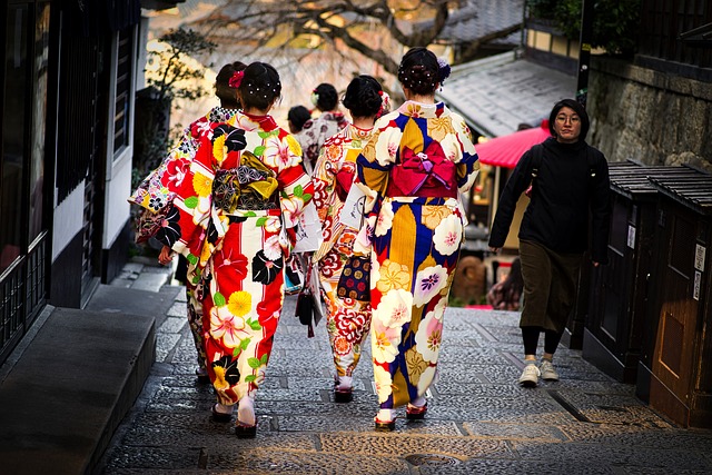 Les motifs et couleurs emblématiques des kimonos japonais féminins expliqués